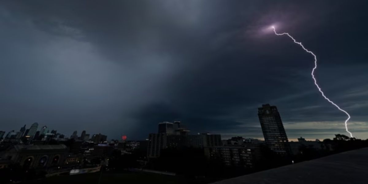 Storm Warning Heavy Rain and Severe Thunderstorms Predicted Across Oklahoma, Kansas, and Beyond (1)