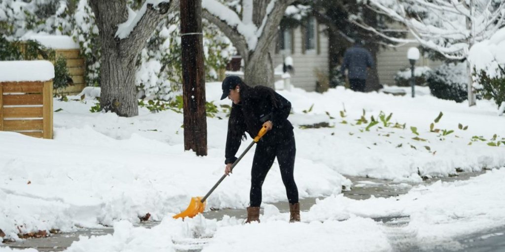 Blizzard Warning Extended as 3-foot Snowfall Brings Chaos to New Mexico, Colorado Roads