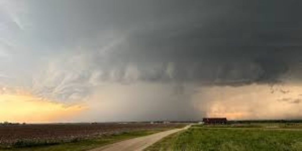 High Winds, Heavy Storms, and Tornadoes Expected Across North Texas by Monday Morning