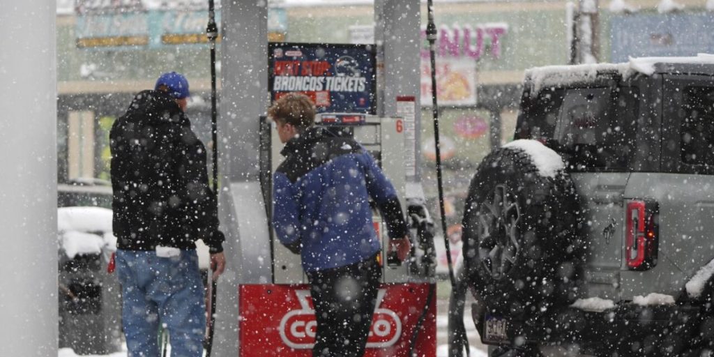 Snowstorm Strikes Denver With 19 Inches of Snow, Search-and-rescue Missions Underway in Eastern Colorado (1)